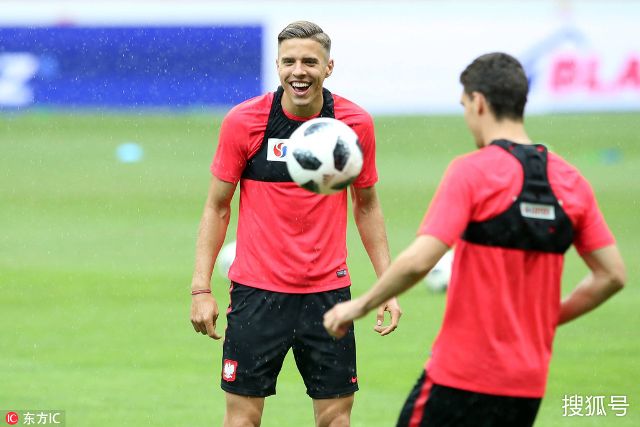 马卡：劳尔和妻子观看儿子的球赛，并和旧友进行交流